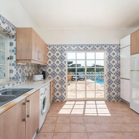 Host Wise - Quiet Spacious House - Swimming Pool *