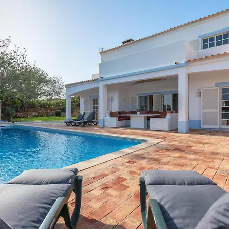 Host Wise - Quiet Spacious House - Swimming Pool