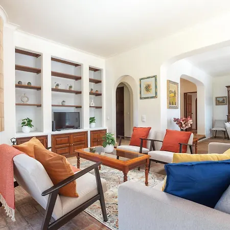 Host Wise - Quiet Spacious House - Swimming Pool